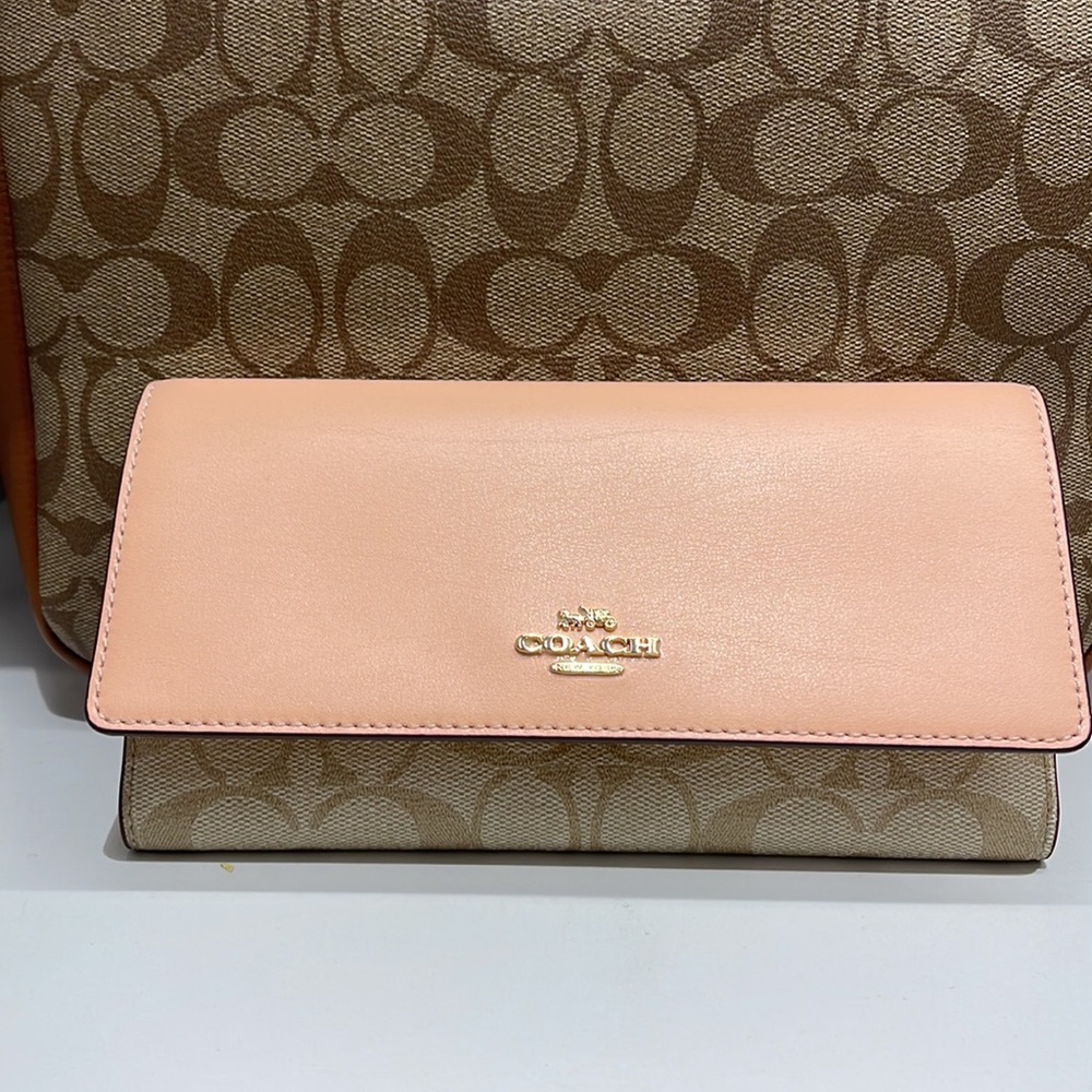 Coach Slim Trifold Wallet In Signature Canvas
IM/Light Khaki/Faded Blush - Picture 10 of 16